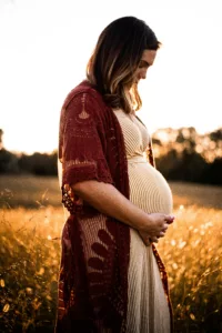 Image de femme enceinte pour qui rapelle le bien-être et la détente dont on bénéficie lors d'un massage pendant la grossesse.