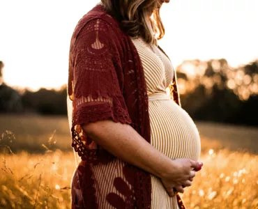 Image de femme enceinte pour qui rapelle le bien-être et la détente dont on bénéficie lors d'un massage pendant la grossesse.