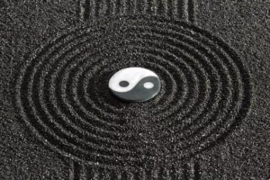 Symbole Yin et Yang représentant l’équilibre énergétique à retrouver grâce au massage énergétique, qu’il soit tantrique ou de relaxation, pour harmoniser corps et esprit.