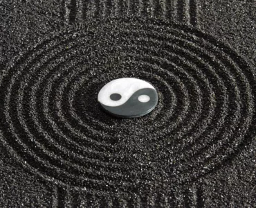 Symbole Yin et Yang représentant l’équilibre énergétique à retrouver grâce au massage énergétique, qu’il soit tantrique ou de relaxation, pour harmoniser corps et esprit.
